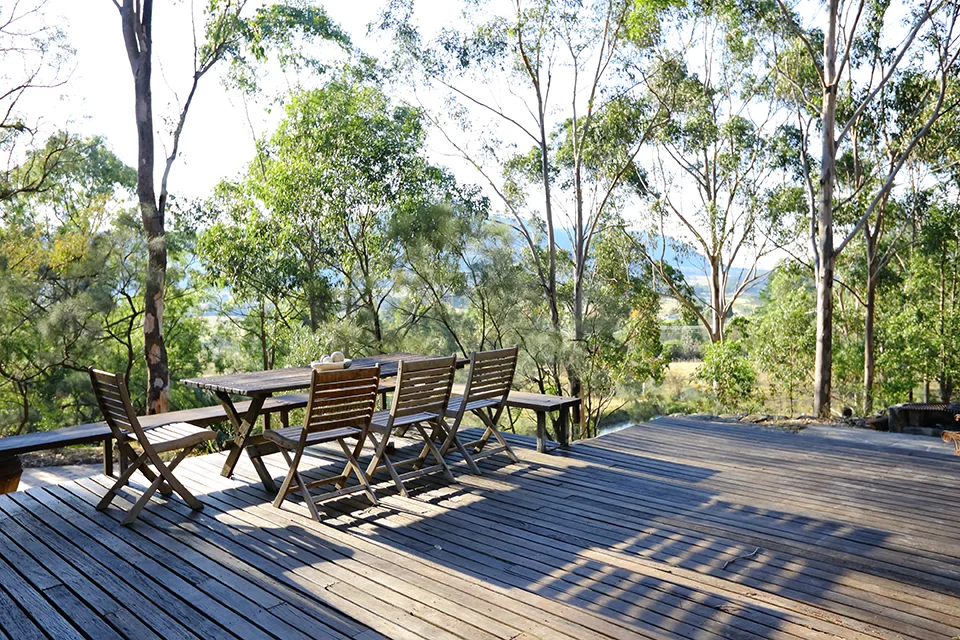 Outdoor dining on the deck